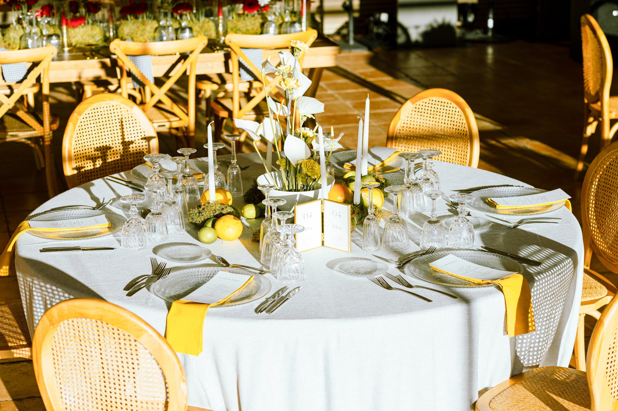 Mesa de boda con mantel gris perla, limones y servilletas amarillas