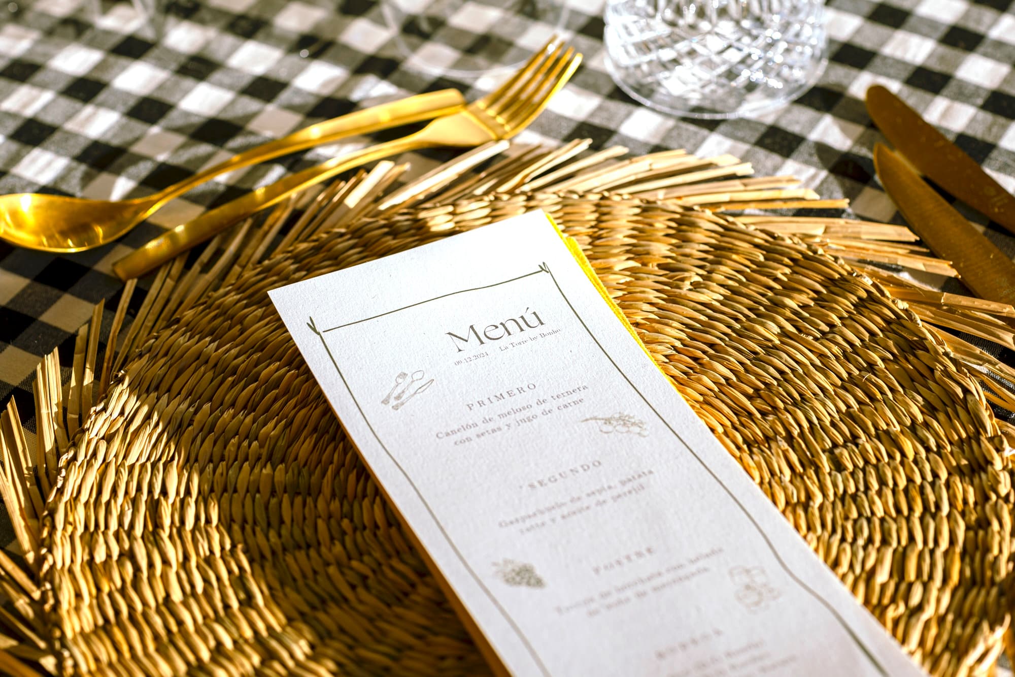 Mesa de la combinación campestre con menaje de cristal tallado