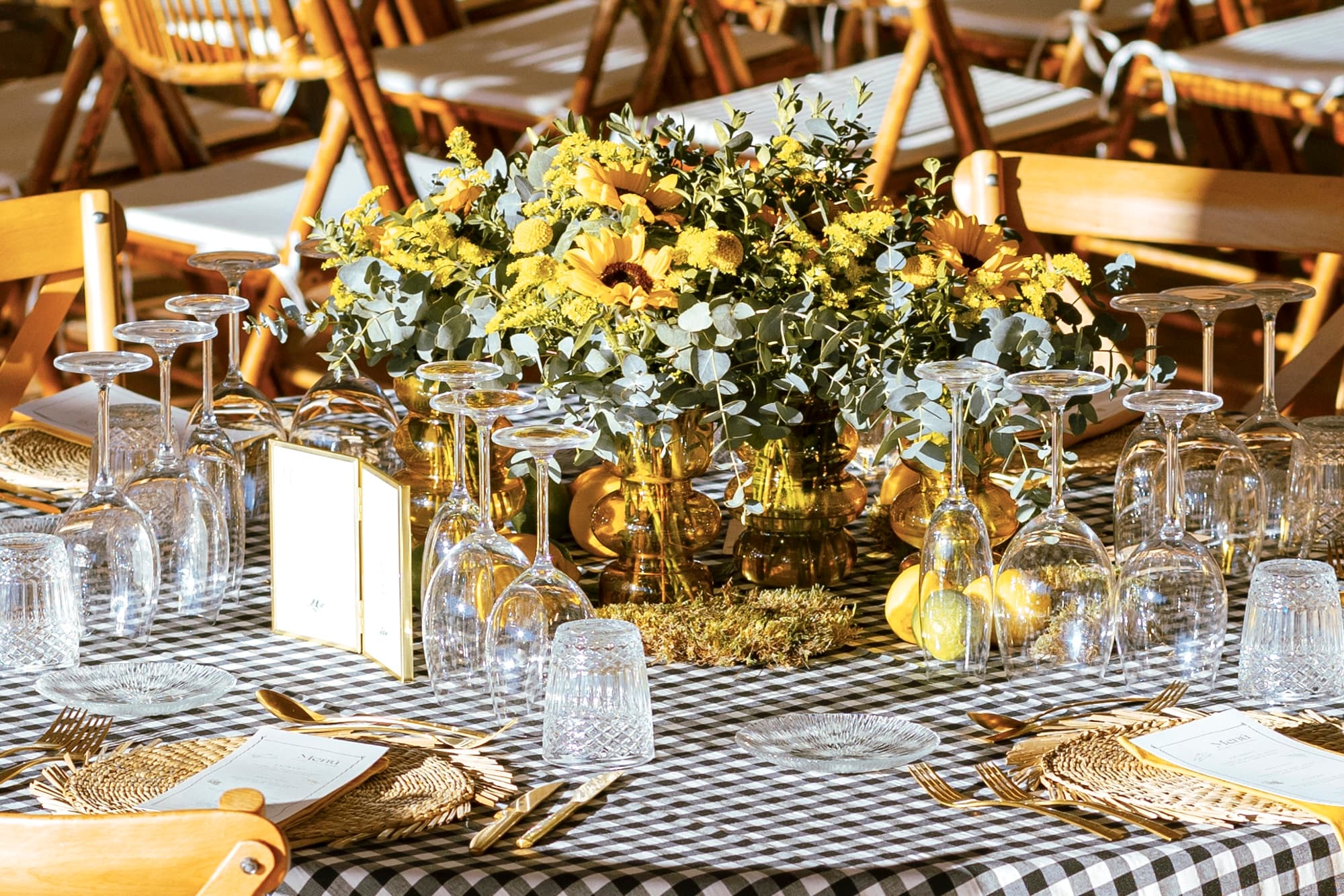 Montaje de boda campestre con mantel de cuadros vichy