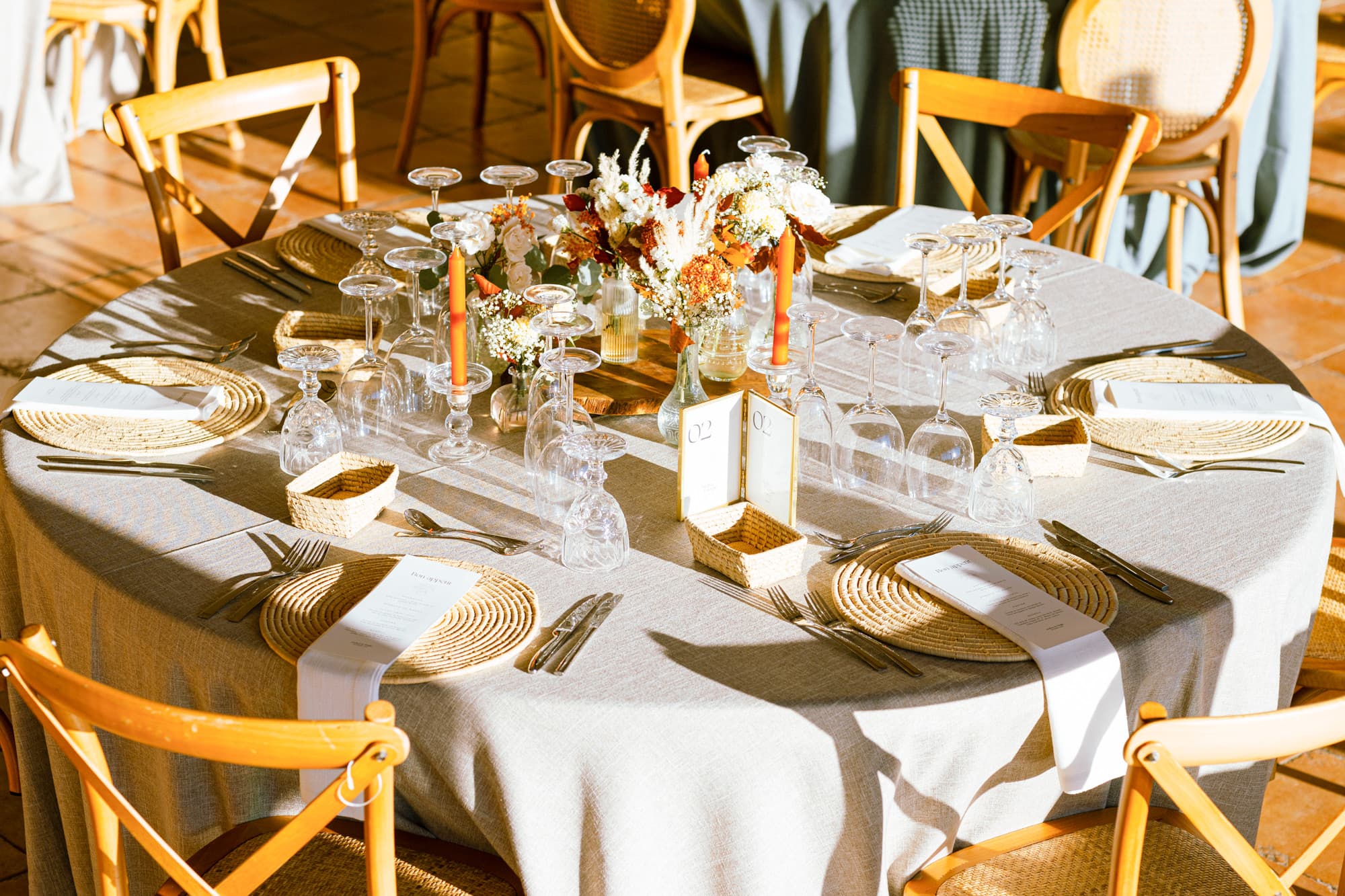 Mesa de boda en tonos arena con menaje de cristal tallado