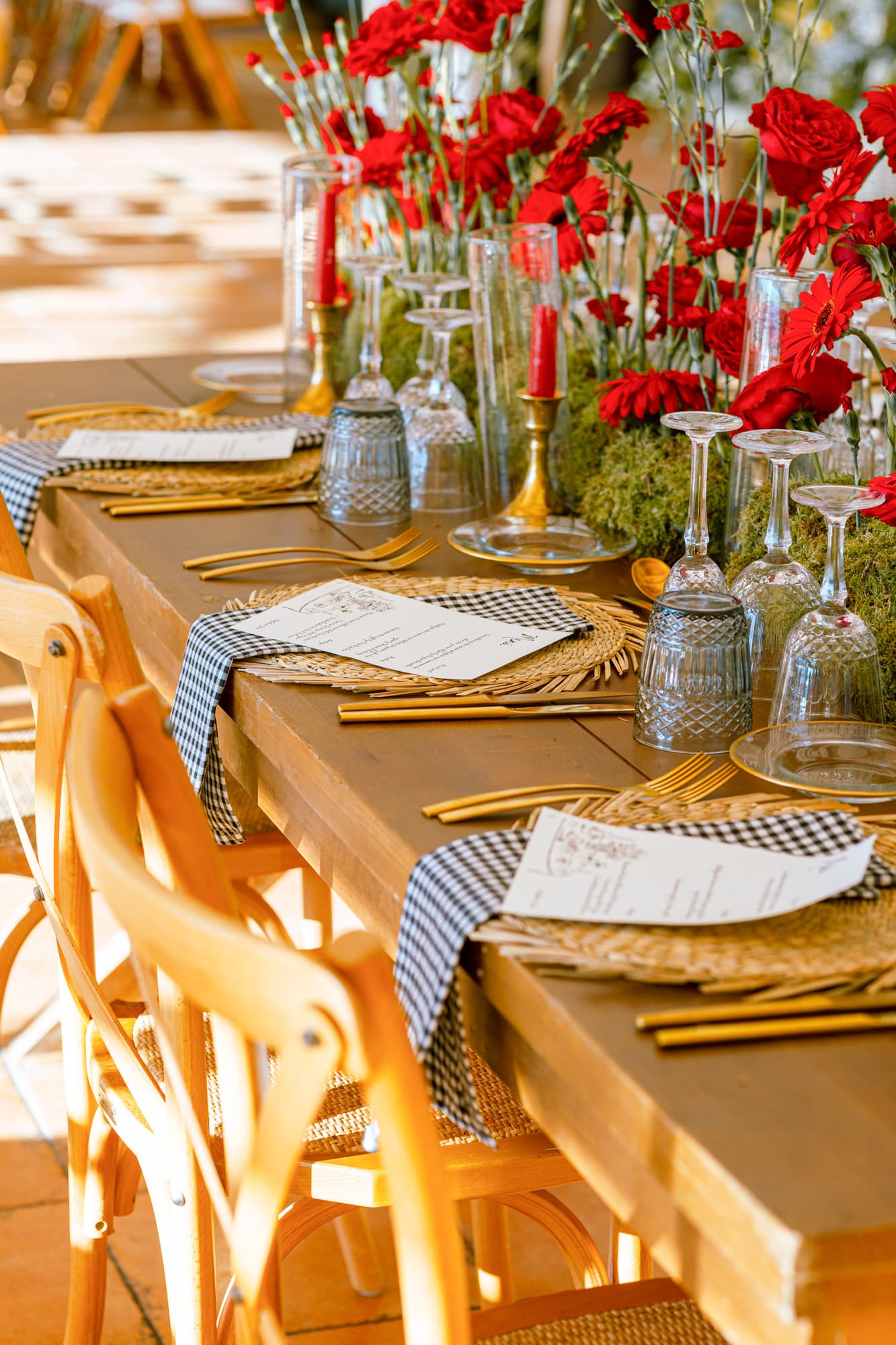 Mesa alargada de madera natural con cadena de flores