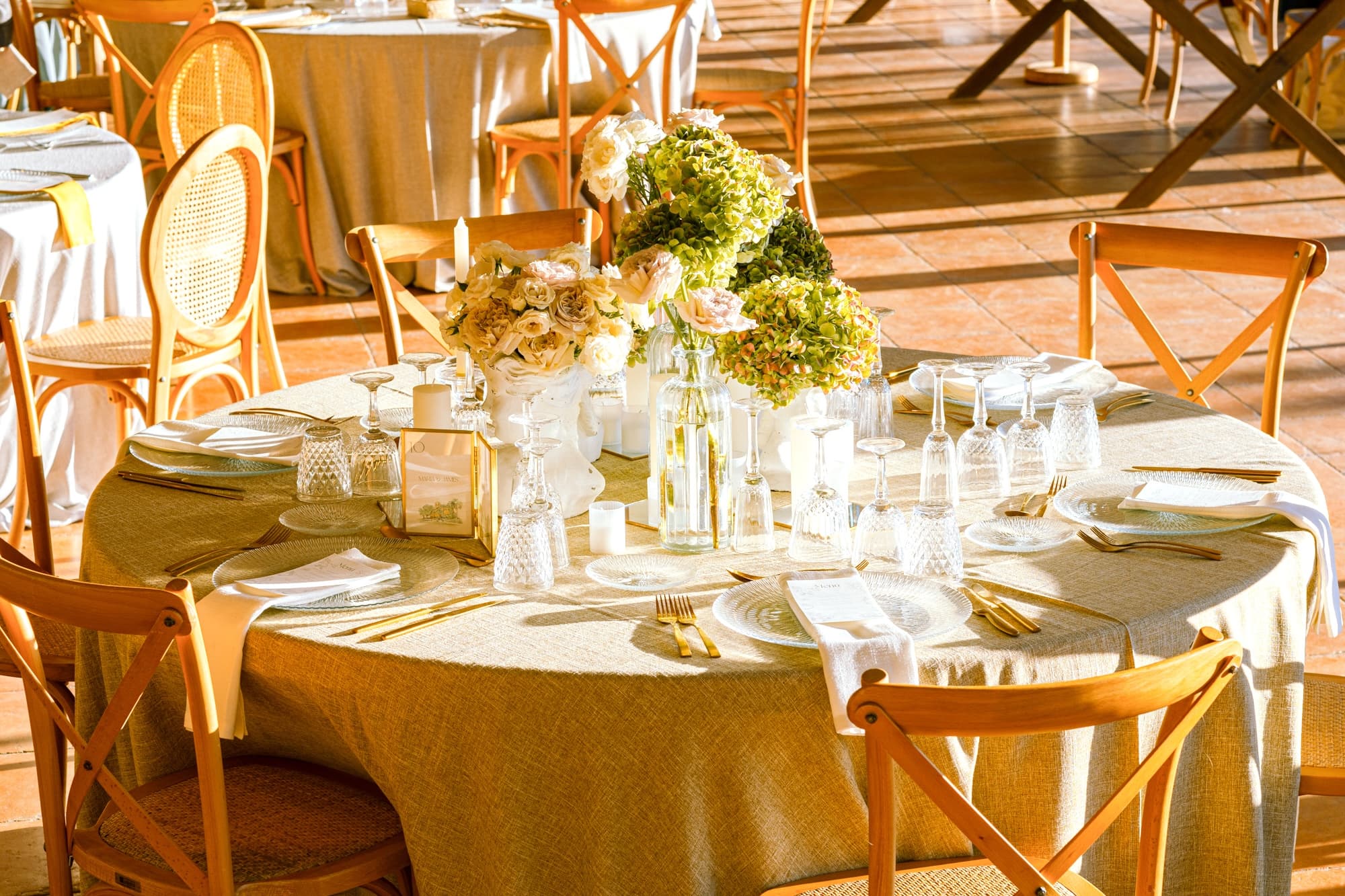 Mesa de boda en tonos tierra de inspiración mediterránea