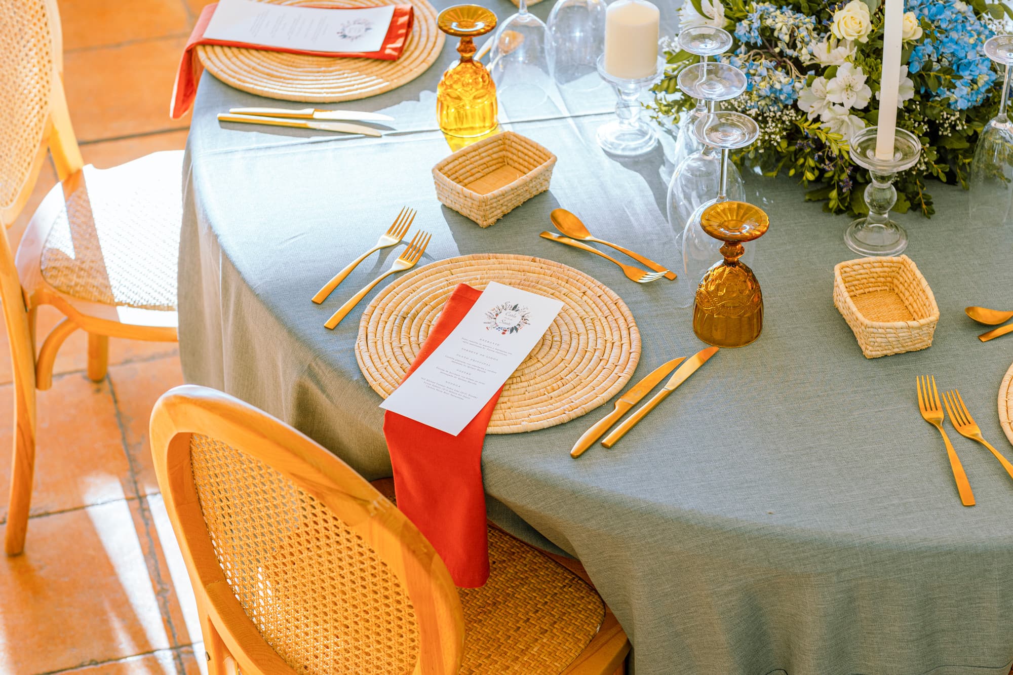 Mantel verde eucalipto en un montaje de boda