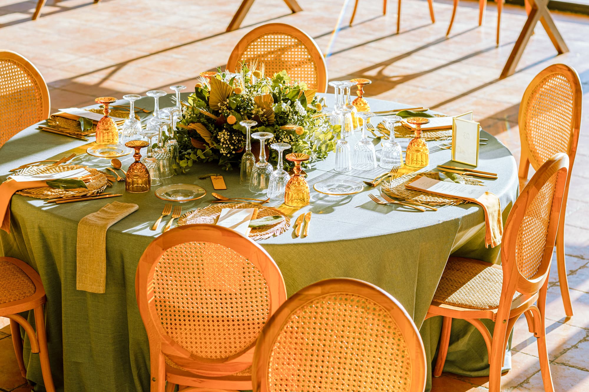 Mesa de boda con mantel turquesa