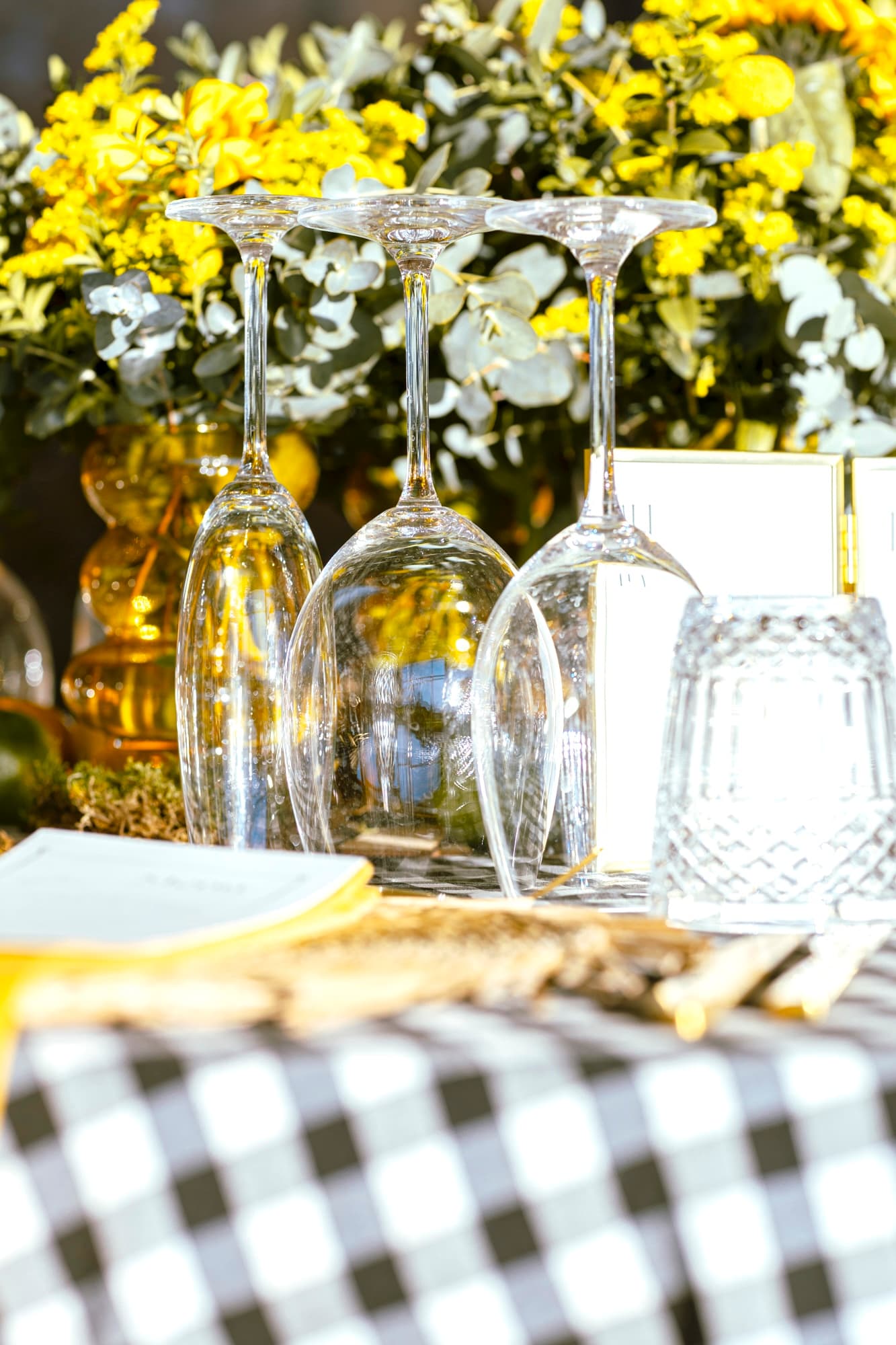 Sillas de ratán en un banquete de boda campestre