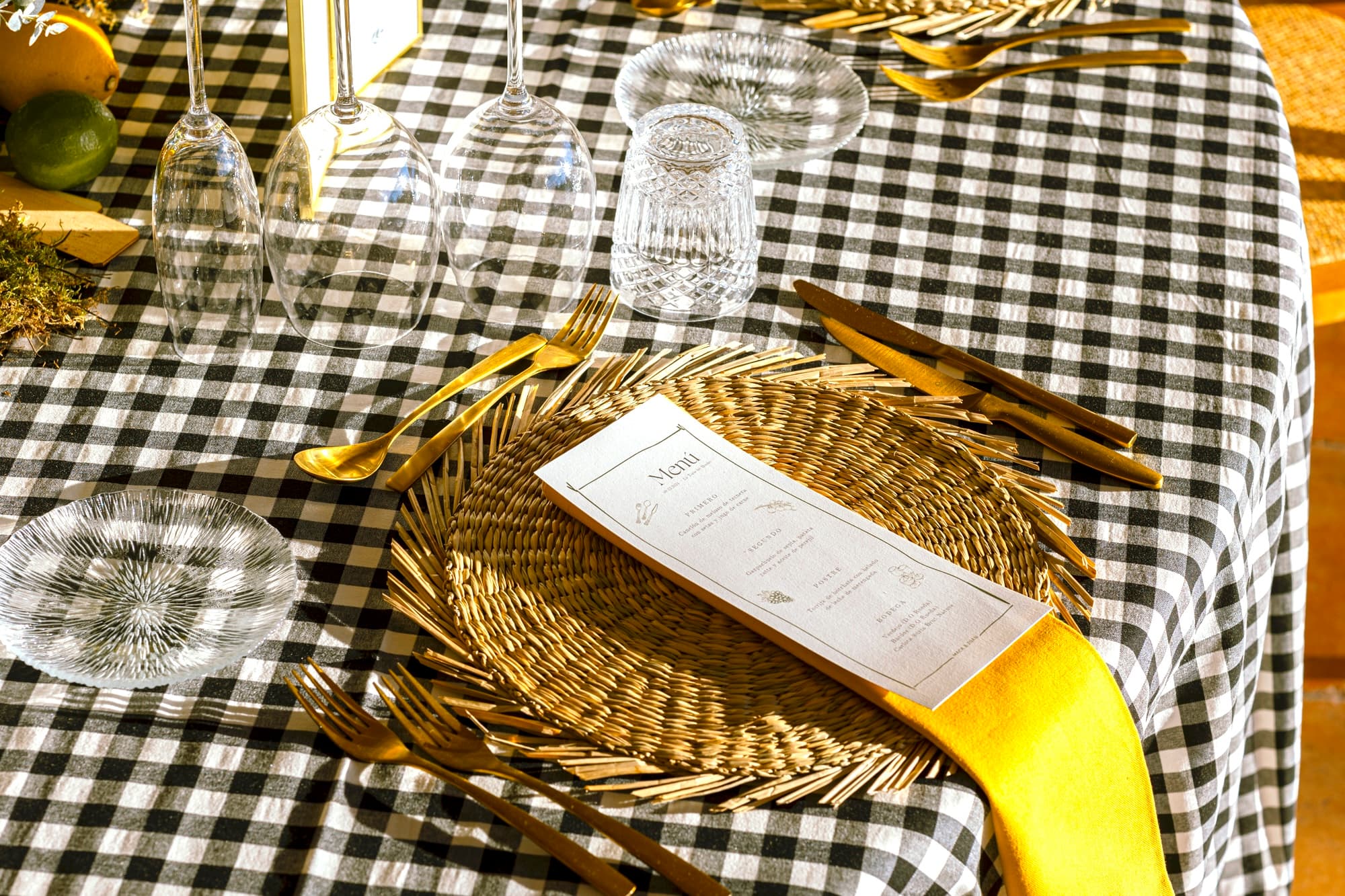 Montaje de mesa de boda con mantel de vichy y cristal tallado