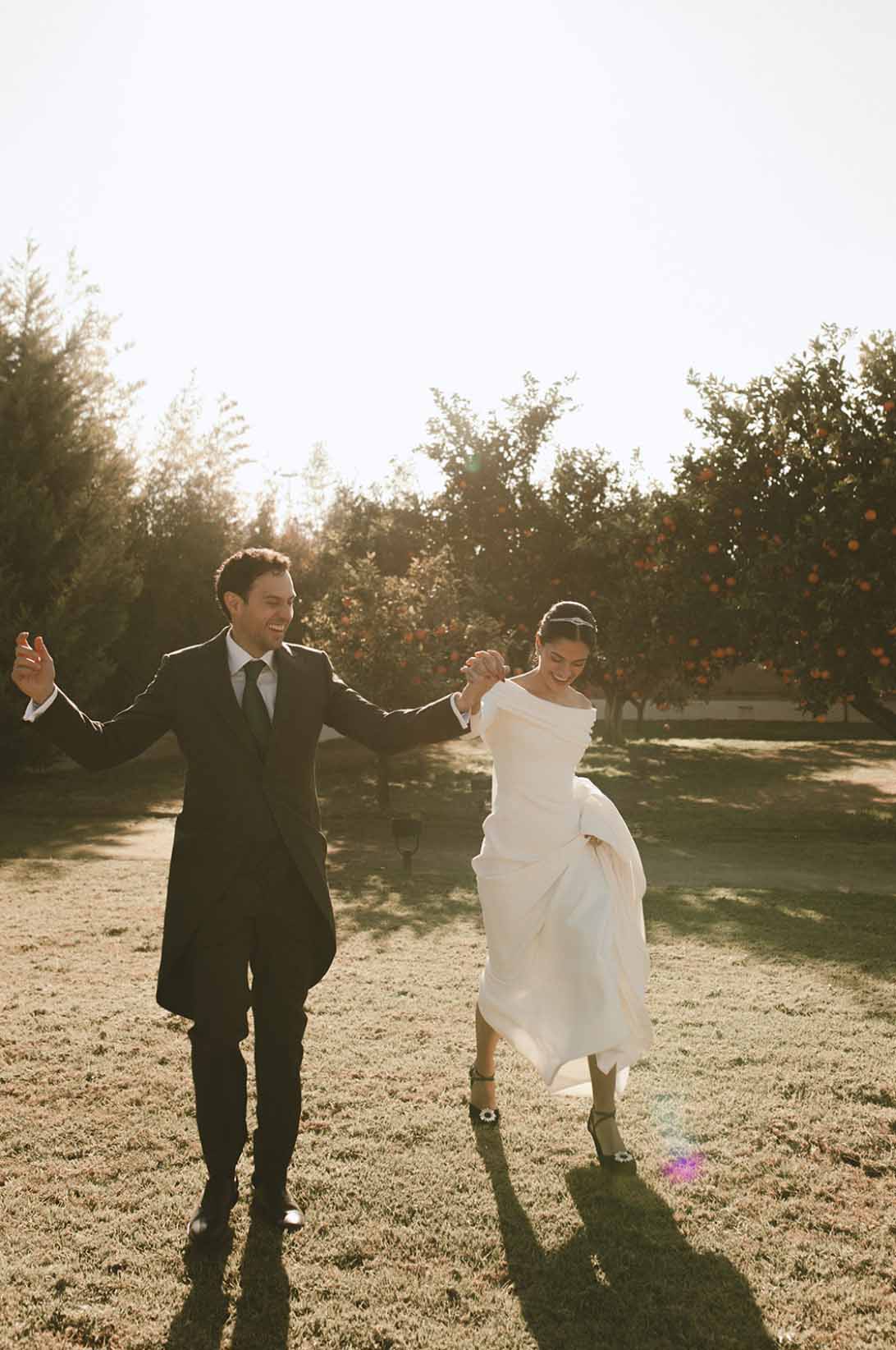 Alma y Charlie el día de su boda en los jardines de La Huerta by Bonho