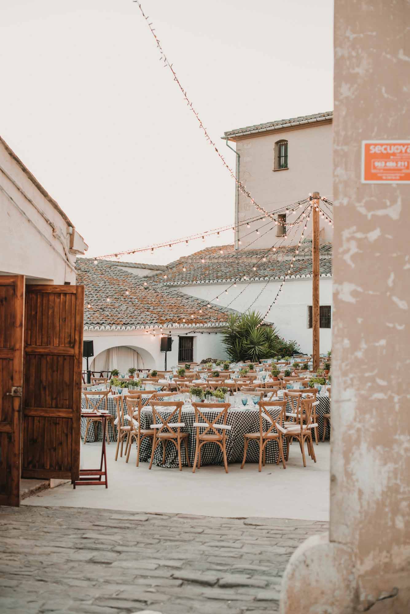 Banquete de boda en la plaza del pueblo de la finca La Torre by Bonho