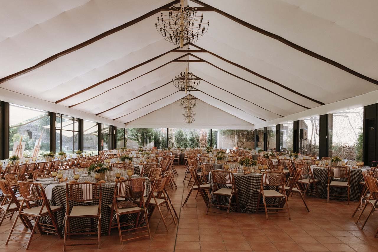 Decoración para boda con mobiliario en bambú y vichy