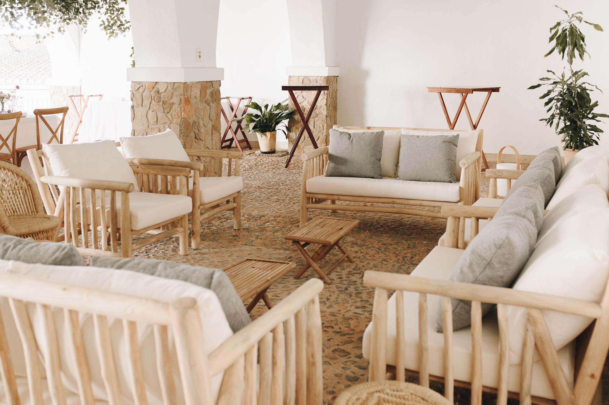 Alquiler de mobiliario para bodas. Zona chill out de Sklum en la finca de La Torre